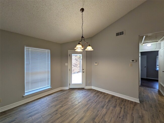 Building Photo - 323 Teakwood Ln