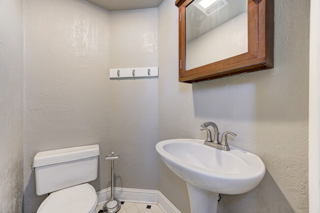 Building Photo - 916 Classen Blvd