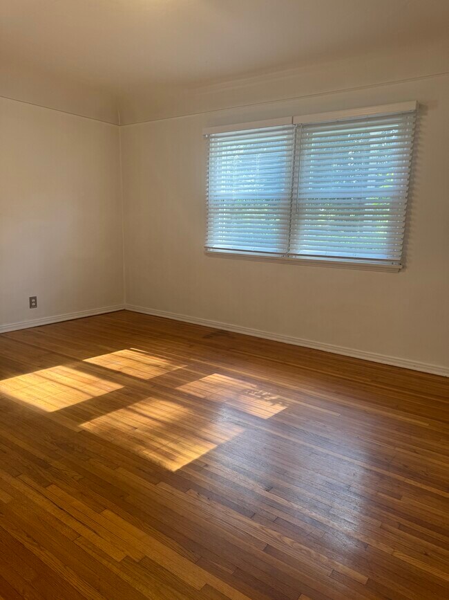Large bedrooms - 8618 McConnell Ave