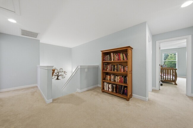 Building Photo - 431 Shorewood Pl