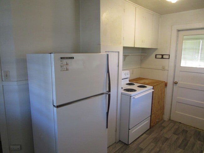 Building Photo - *PRICE REDUCED* 1 Bedroom Duplex Right Next to Library - Water/Sewer Included! Available NOW!