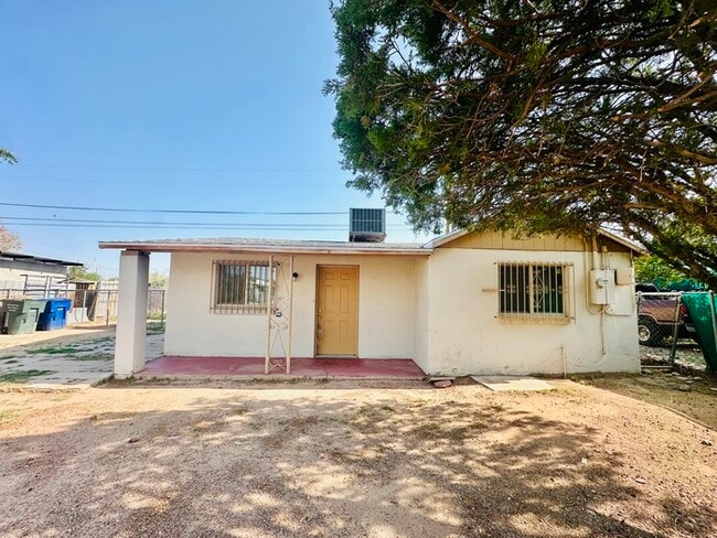 Building Photo - House with Gigantic Yard/Land! Spacious La...