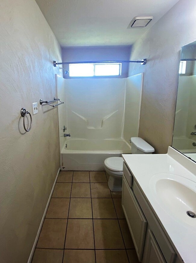 Building Photo - 1211 Bayou Glen Dr