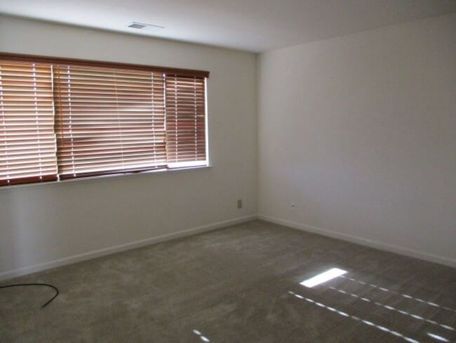 Building Photo - Northwest Suburban  Beauty