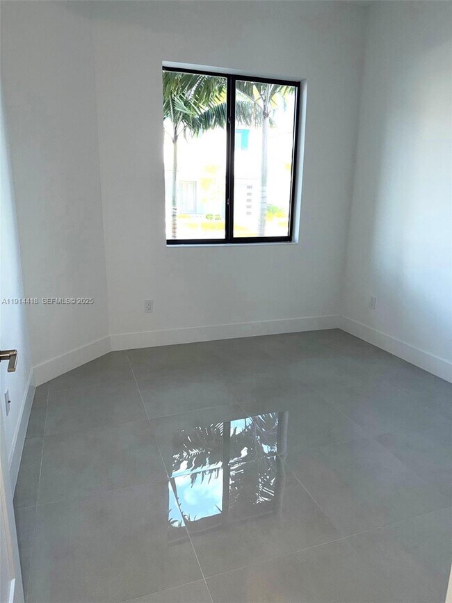 Building Photo - 1438 SW 23rd St