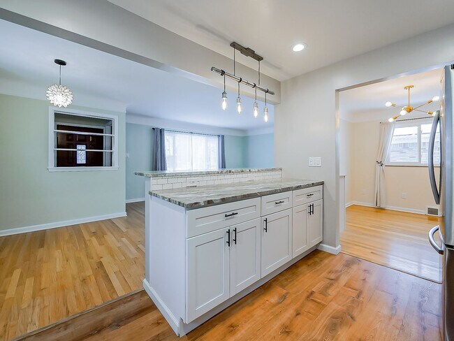 Building Photo - AVAILABLE NOW! Spacious 4-Bed Gem in the Heart of Clawson!