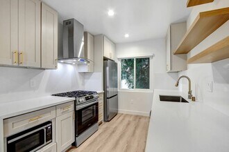 Building Photo - 1545 North Laurel