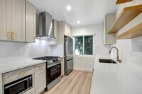 Building Photo - 1545 North Laurel