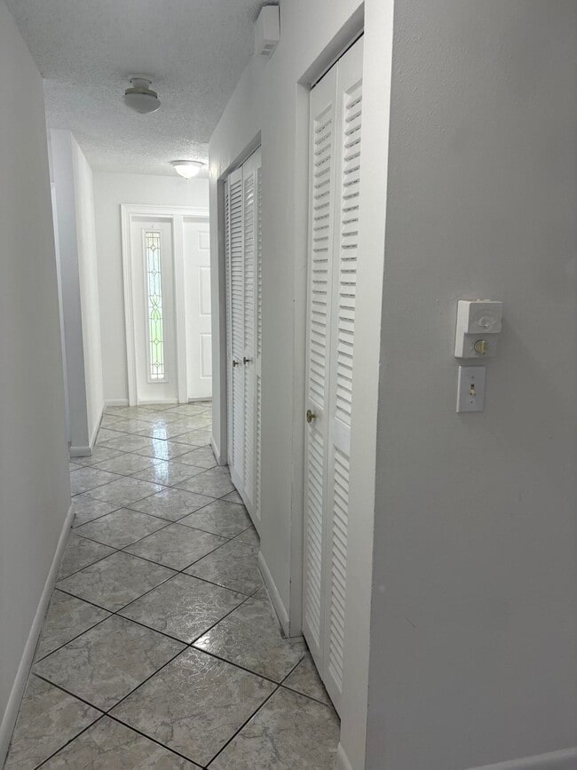 Building Photo - 6269 Woodbury Rd