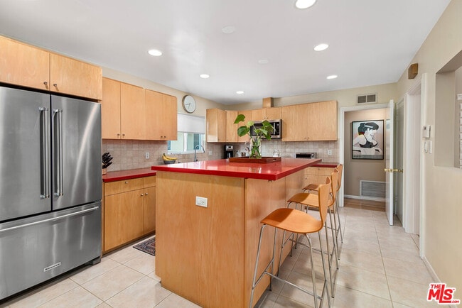 Building Photo - 4643 Nagle Ave