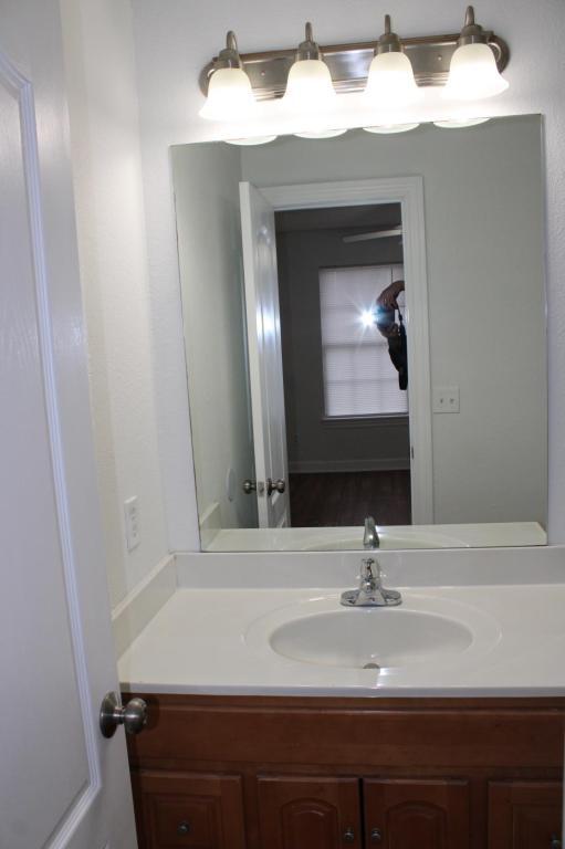 Building Photo - 900 SW Peach Tree Ln