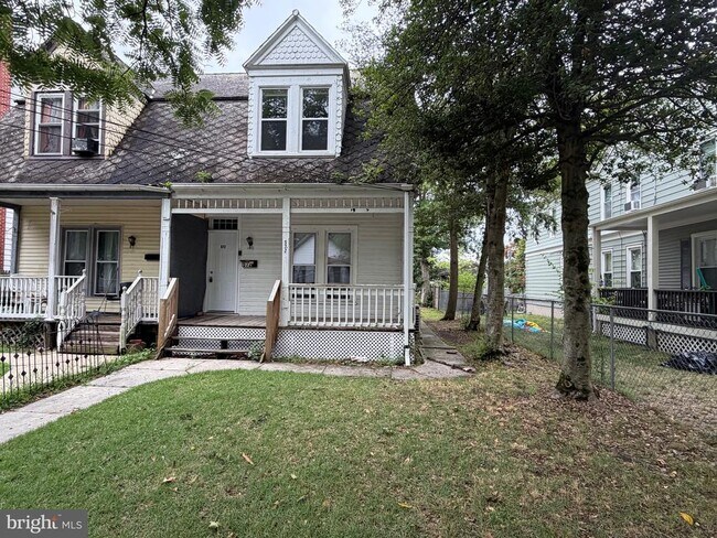 Building Photo - 572 Columbia Ave