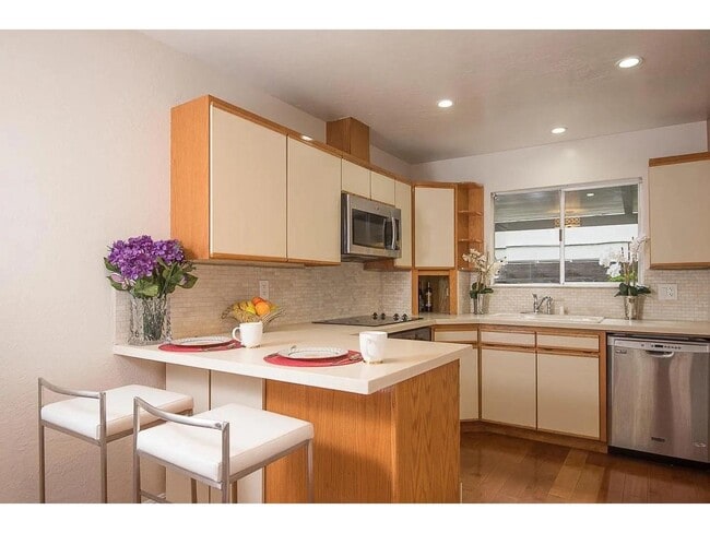 Building Photo - 2047 Montecito Ave