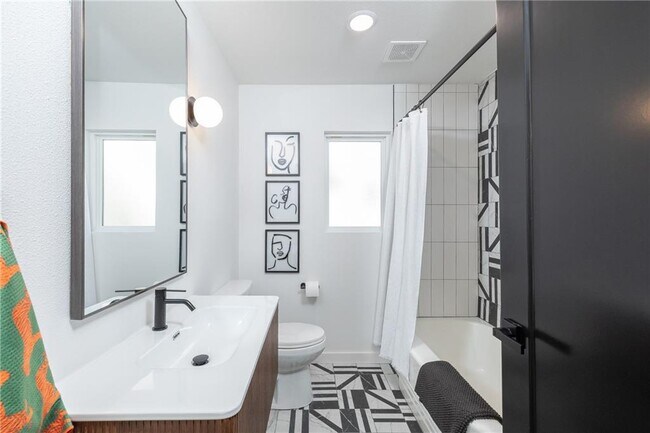 Building Photo - 568 E Rebecca St