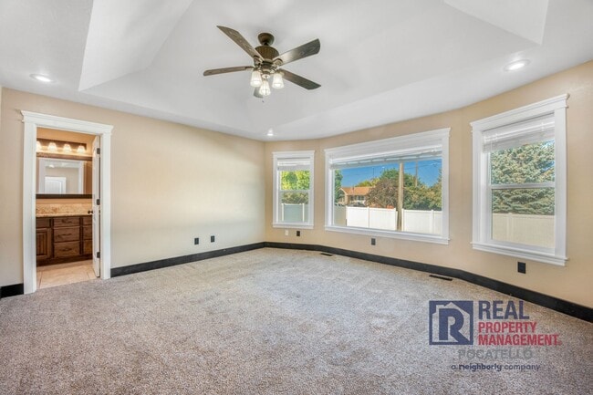 Building Photo - Beautiful - Elegant - 5 Bedrooms - 3 Car -...
