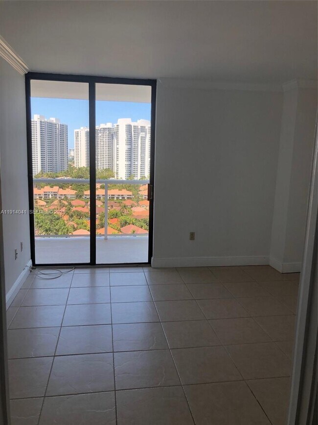 Building Photo - 3701 N Country Club Dr