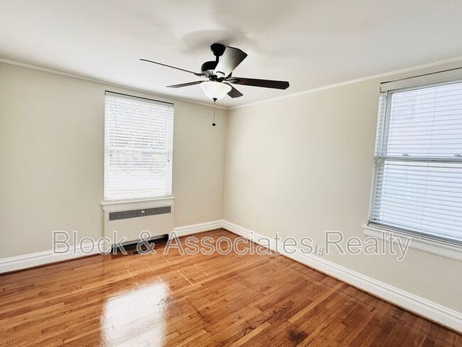 Building Photo - 1108 W Friendly Ave