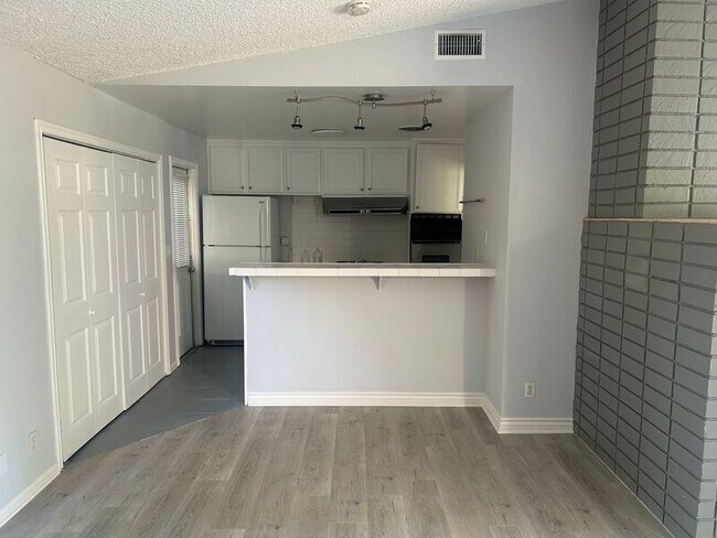 Building Photo - 22859 Valerio St
