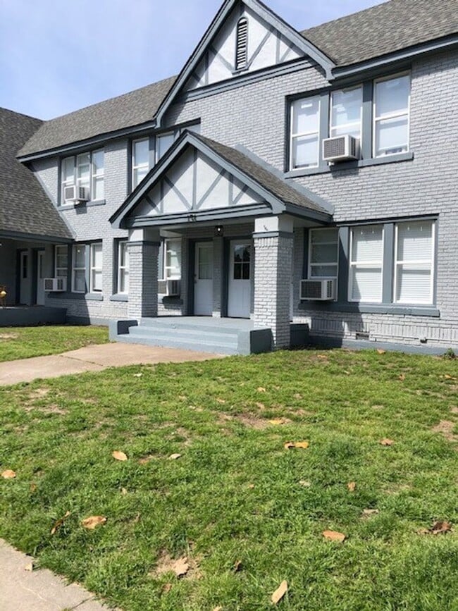 Building Photo - The Gables at Auburndale!