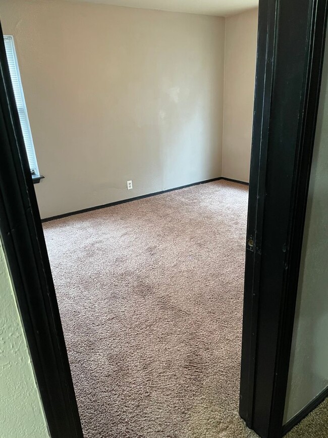 Building Photo - 3 bed 2.5 bath