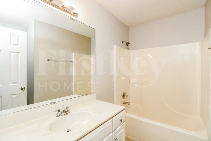 Building Photo - 5386 Beechmont Dr