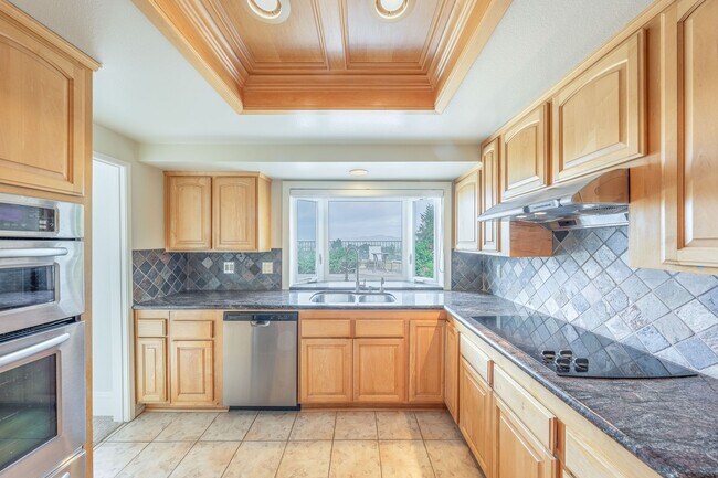 Building Photo - Single-story living with incredible panoramic sunset, mountain, and city light views