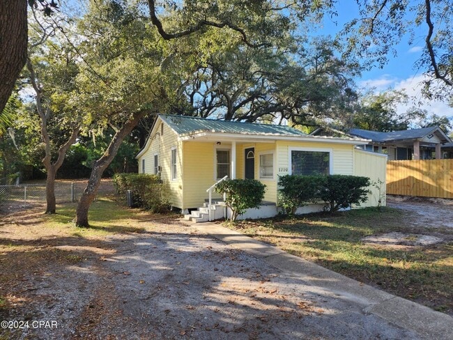 Building Photo - Tiny home vibe on a large private lot!!