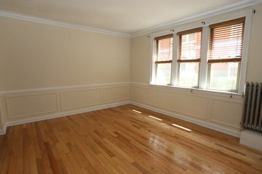 Building Photo - 549 W Surf St