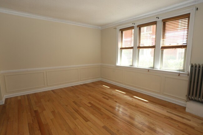 Building Photo - 549 W Surf St