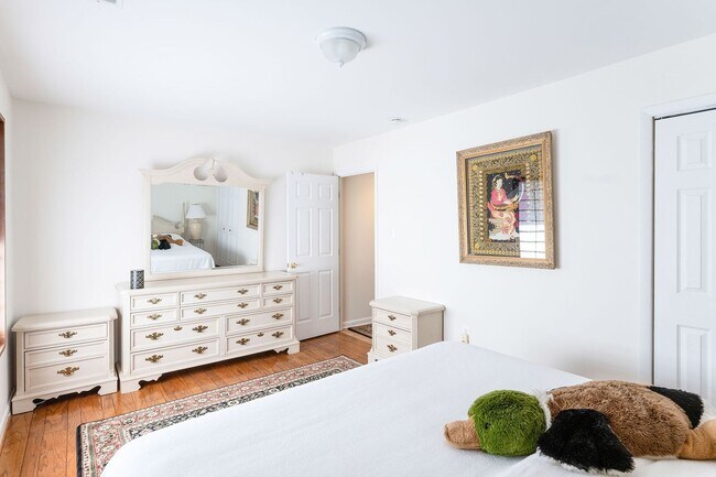 Building Photo - Stunning 4 Bedroom 3 and a Half Bath Bethe...