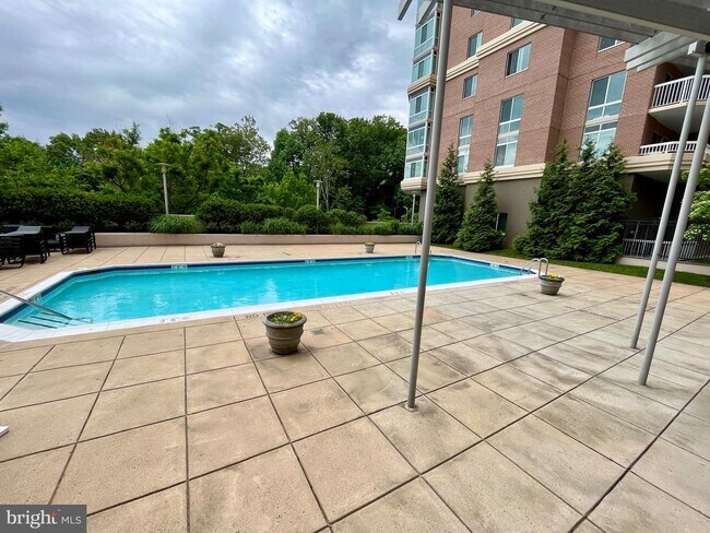 Building Photo - 3101 N Hampton Dr