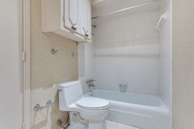 Building Photo - Charming Custom Duplex in Prestigious Pres...