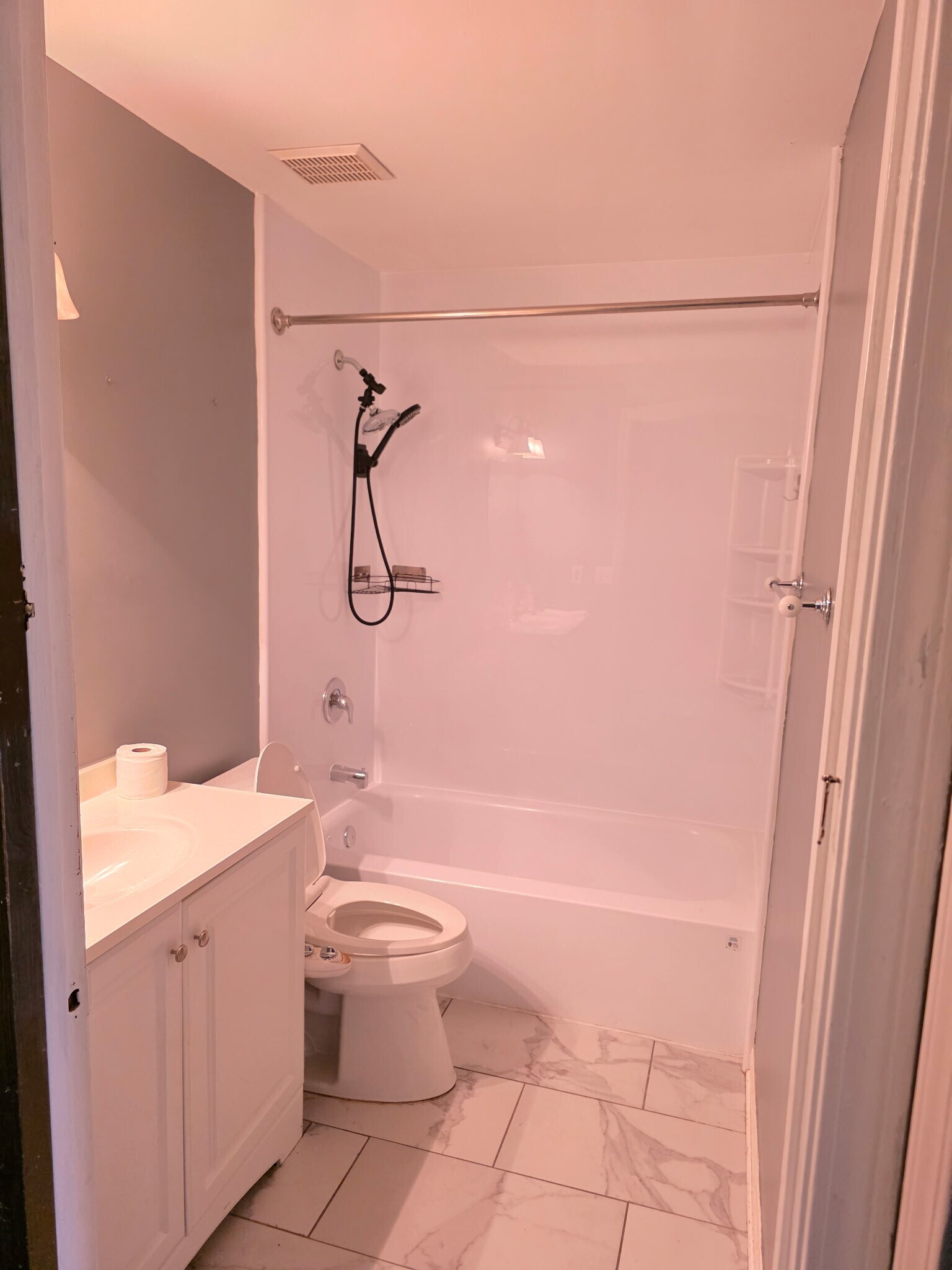 Full bath - 2842 Lake Forest Dr