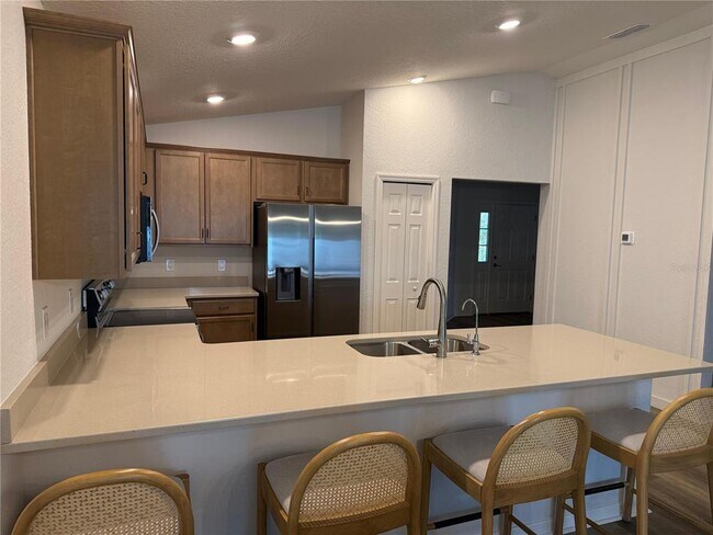 Building Photo - 319 Lily Ln