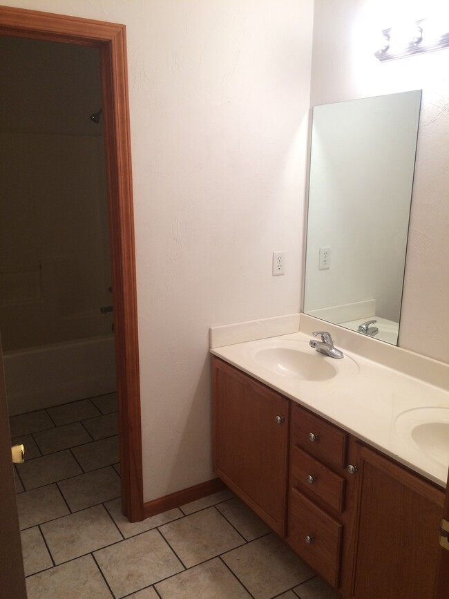 All bathrooms have double sinks and separate area with tub/shower and toilet. - 1415 Knollwood Ave