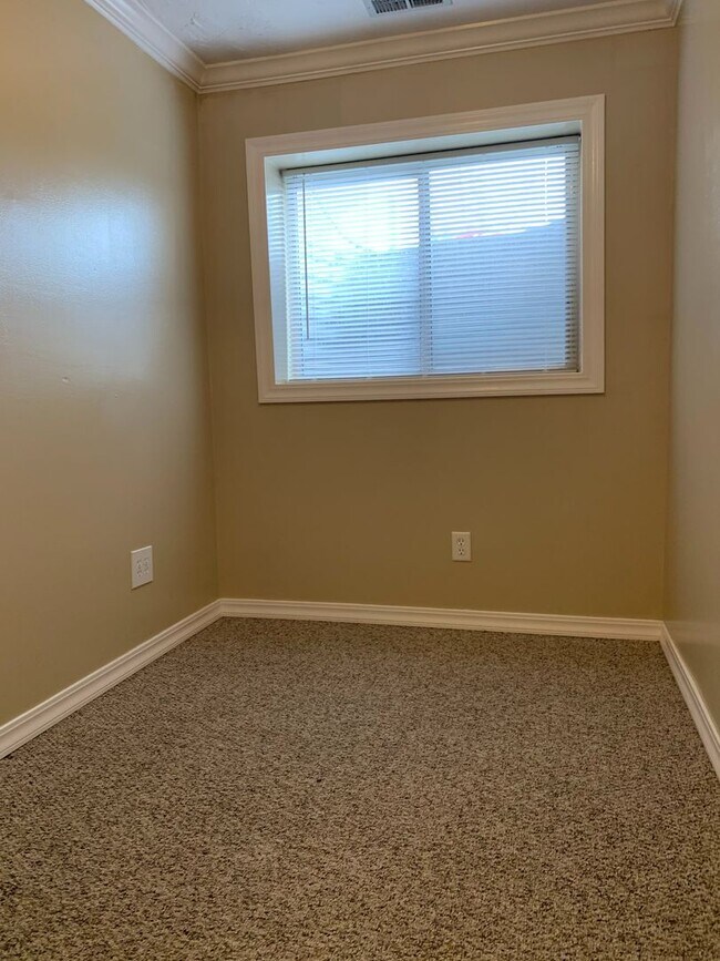 Building Photo - 2 Bedroom/1 Bathroom Duplex in Bluffdale