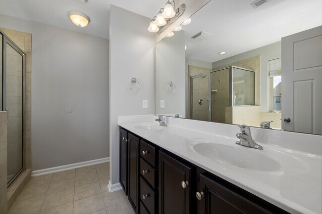 Building Photo - Spacious Four Bedroom Home!