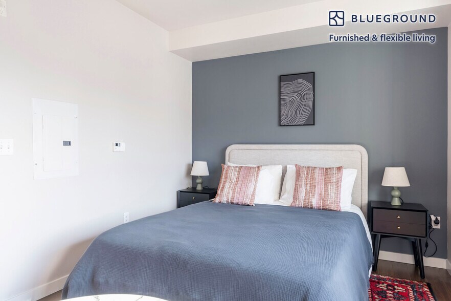 Building Photo - 10333 Main St