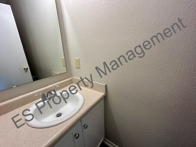 Building Photo - Great 3 Bedroom 2.5 Bathroom Two Story Home with Loft in Lawrence!