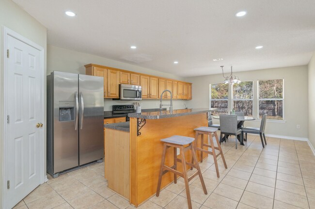 Building Photo - 4 bedroom 2 bathroom