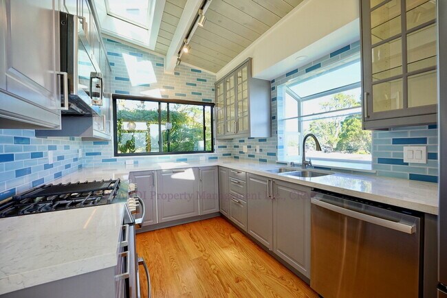 Building Photo - Unmatched Quality and Unparalleled Views F...