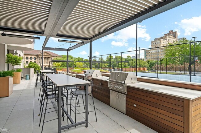 Building Photo - 2020 N Lincoln Park W