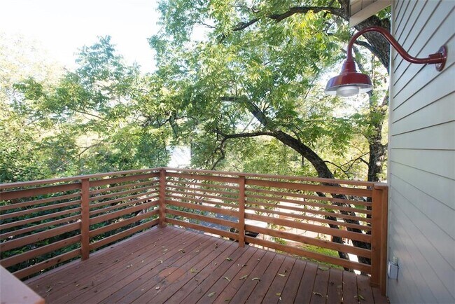 Building Photo - 610 W Live Oak St