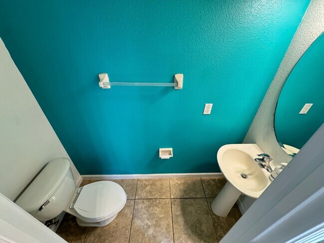 Building Photo - 5 Bedroom Townhome in Avalon Park! TESLA CHARGER INCLUDED!