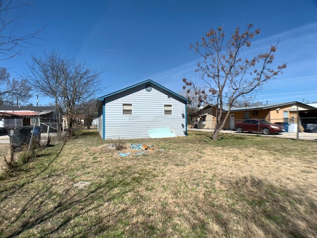 Building Photo - 1 Month Free Rent ! Covered Front Porch  /...