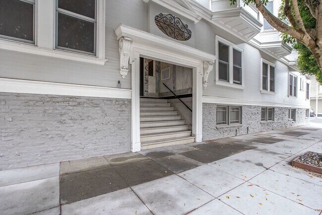 Building Photo - Top Floor Presidio Heights 1BD/1BA. On-sit...
