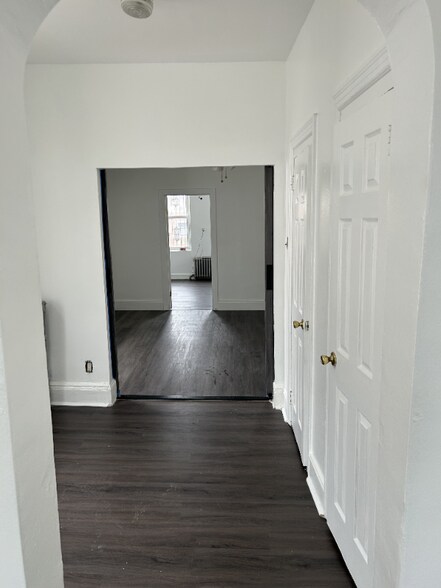 Building Photo - 531 Ashford St
