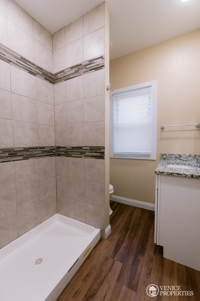 Building Photo - Completely Renovated Home--One block off o...