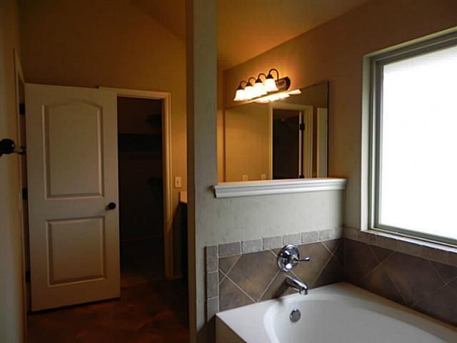 Building Photo - 3 bedrooms + 2 bathrooms + Study + Edmond Schools + Silverhawk Addition