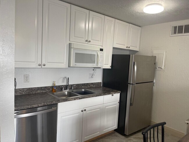 Building Photo - 641 Executive Center Dr